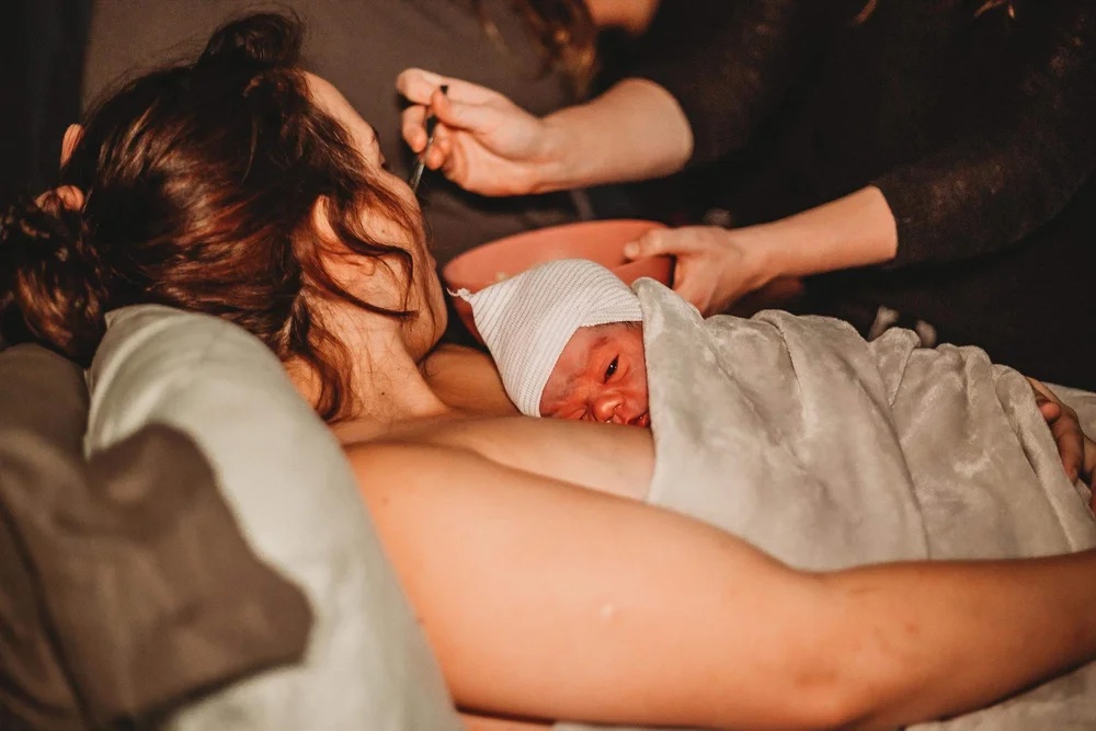 A midwife talking with an expectant family